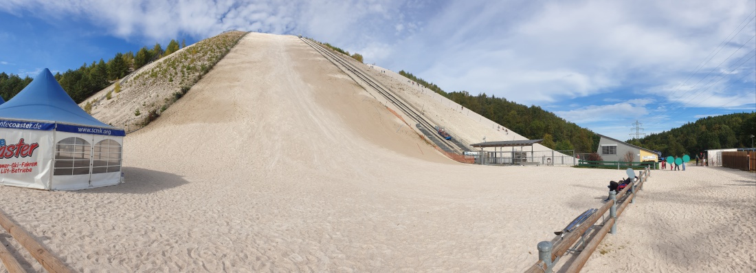 Foto: Martin Zehrer - Rauf zum Montekaolino bei Hirschau.<br />
Ein riesiger Sandhaufen zieht Kinder und Erwachsene gleichermaßen in seinen Bann.<br />
<br />
 