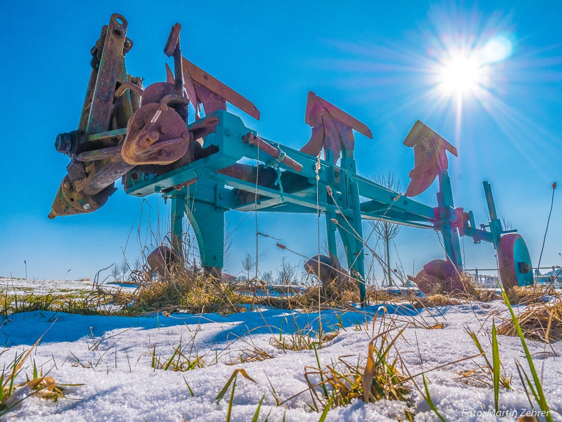 Foto: Martin Zehrer - Ein Pflug wartet in der schon sehr intensiven Frühjahrs-Sonne auf den Einsatz. <br />
Dieses Bild entstand am 21. Februar 2018 bei Waldeck. 