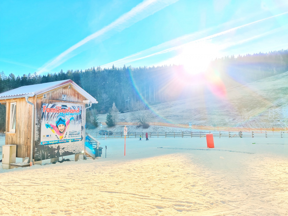 Foto: Jennifer M&uuml;ller - Traumhaftes Winterwetter am Skilift in Mehlmeisel. Der Kinderlift hat ge&ouml;ffnet und ist schon gut frequentiert! 