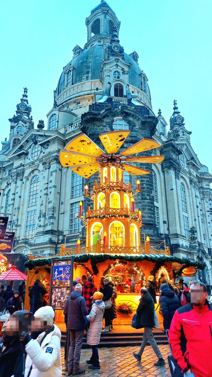 Foto: Martin Zehrer - Weihnachten vor der  dresdner Frauenkirche. 