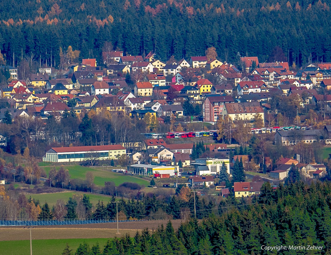 Foto: Martin Zehrer - Neusorg vom Armesberg aus. Gut zu erkennen ist die HOWA Landwirtschafts-Werkstatt. Ein golderner Herbst mit Weitblick und wunderschönem Wetter 