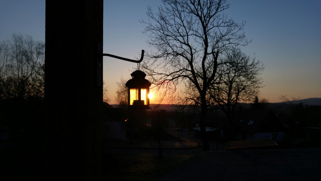 Foto: Martin Zehrer - Sonnenaufgang - feuriges Licht in der Lampe! 