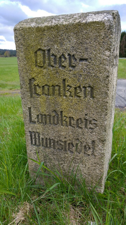 Foto: Martin Zehrer - Grenzstein bei Nagel im Fichtelgebirge... Hier endet der Landkreis Wunsiedel und beginnt der Landkreis Tirschenreuth. 