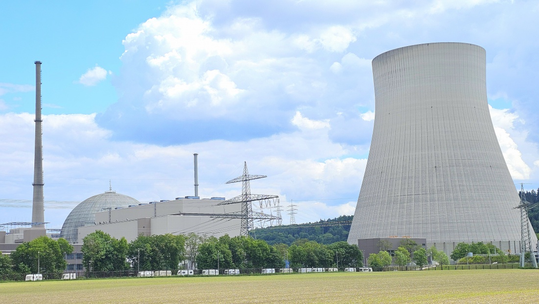 Kernkraftwerk Isar (KKI)

Das Kernkraftwerk Isar, kurz KKI, zählt zu den bekanntesten ehemaligen Kernkraftwerksstandorten Deutschlands. Die Anlage befindet sich in Bayern nahe der Stadt Landshut, genauer gesagt bei Essenbach im Landkreis Landshut. Über viele Jahrzehnte spielte das Kraftwerk eine wichtige Rolle in der deutschen Stromversorgung und galt als einer der leistungsstärksten Kernkraftwerksstandorte des Landes.

Standort und Bedeutung

Der Standort wurde bewusst in der Nähe des Flusses Isar gewählt. Das Wasser der Isar diente vor allem zur Kühlung der Anlagen. Durch die gute Infrastruktur und die zentrale Lage in Süddeutschland konnte das Kraftwerk große Mengen elektrischer Energie in das deutsche Stromnetz einspeisen.

Das Kernkraftwerk Isar bestand aus zwei Reaktorblöcken:

Isar 1 (KKI 1)
Isar 2 (KKI 2)

Beide Blöcke unterschieden sich technisch deutlich voneinander und wurden in unterschiedlichen Zeiträumen betrieben.

Isar 1 (KKI 1)

Der erste Block wurde in den 1970er-Jahren errichtet und nahm seinen kommerziellen Betrieb Ende der 1970er auf. Dabei handelte es sich um einen sogenannten Siedewasserreaktor. Diese Reaktortechnik erzeugt Dampf direkt im Reaktordruckbehälter, der anschließend die Turbinen antreibt.

Isar 1 verfügte über eine elektrische Leistung von mehreren hundert Megawatt und versorgte über Jahrzehnte zahlreiche Haushalte und Unternehmen mit Strom. Nach der Reaktorkatastrophe von Fukushima im Jahr 2011 wurde der Block im Zuge des deutschen Atomausstiegs dauerhaft abgeschaltet.

Heute befindet sich Isar 1 im Rückbau. Dabei werden radioaktive Komponenten schrittweise demontiert und sicher entsorgt oder gelagert. Der Rückbau eines Kernkraftwerks ist ein technisch anspruchsvoller Prozess, der sich über viele Jahre erstrecken kann.

Isar 2 (KKI 2)

Der zweite Block ging deutlich später ans Netz und gehörte zu den modernsten Kernkraftwerken Deutschlands. Im Gegensatz zu Isar 1 nutzte Isar 2 einen Druckwasserreaktor. Diese Technik arbeitet mit zwei getrennten Wasserkreisläufen und gilt als besonders leistungsfähig und sicher.

Mit einer elektrischen Leistung von rund 1.400 Megawatt gehörte Isar 2 zu den stärksten Kernreaktoren Europas. Das Kraftwerk erreichte häufig hohe Verfügbarkeiten und produzierte große Mengen Strom mit vergleichsweise niedrigen CO2,-Emissionen während des Betriebs.

Die Anlage verfügte über umfangreiche Sicherheitssysteme, darunter:

mehrfache Kühlsysteme
dicke Beton-Sicherheitsgebäude
automatische Abschaltsysteme
Notstromversorgung
umfangreiche Überwachungstechnik

Im Rahmen des deutschen Atomausstiegs wurde auch Isar 2 endgültig stillgelegt. Die Abschaltung erfolgte im Jahr 2023.

Technik und Funktionsweise

In einem Kernkraftwerk entsteht Energie durch die Spaltung von Atomkernen, meist Uran. Dabei wird Wärme freigesetzt, die Wasser erhitzt und Dampf erzeugt. Dieser Dampf treibt Turbinen an, die wiederum Generatoren bewegen und so elektrischen Strom erzeugen.

Das Kernkraftwerk Isar nutzte moderne Leit- und Sicherheitstechnik, um den Betrieb kontinuierlich zu überwachen. Zahlreiche Sensoren kontrollierten Temperaturen, Druckverhältnisse und Strahlungswerte rund um die Uhr.

Die erzeugte Energie reichte zeitweise aus, um mehrere Millionen Haushalte mit Strom zu versorgen.

Wirtschaftliche Bedeutung

Über Jahrzehnte war das Kernkraftwerk ein bedeutender Arbeitgeber in der Region. Neben den direkt Beschäftigten profitierten auch zahlreiche Zulieferer, Handwerksbetriebe und Dienstleister vom Betrieb der Anlage.

Zudem trug das Kraftwerk erheblich zur Stabilität der Stromversorgung in Bayern und Süddeutschland bei. Kernkraftwerke liefern sogenannte Grundlastenergie, also dauerhaft verfügbare elektrische Leistung unabhängig von Wetterbedingungen.

Rückbau und Zukunft

Nach der endgültigen Abschaltung begann die Phase der Nachbetriebs- und Rückbauarbeiten. Ziel ist es, die Anlagen schrittweise abzubauen und das Gelände langfristig für andere Nutzungen vorzubereiten.

Der Rückbau eines Kernkraftwerks umfasst unter anderem:

Entfernung der Brennelemente
Dekontamination technischer Anlagen
Zerlegung radioaktiver Bauteile
Sicherer Transport und Lagerung von Materialien
Überwachung der Strahlenschutzmaßnahmen

Dieser Prozess wird von staatlichen Behörden streng kontrolliert und kann mehrere Jahrzehnte dauern.

Rolle in der deutschen Energiegeschichte

Das Kernkraftwerk Isar war über viele Jahre ein wichtiger Bestandteil der deutschen Energieversorgung. Gleichzeitig steht der Standort symbolisch für den Wandel der deutschen Energiepolitik – vom Ausbau der Kernenergie bis hin zum vollständigen Atomausstieg und dem verstärkten Ausbau erneuerbarer Energien.

Bis heute bleibt das Kernkraftwerk Isar ein bedeutender technischer und historischer Standort in Bayern.