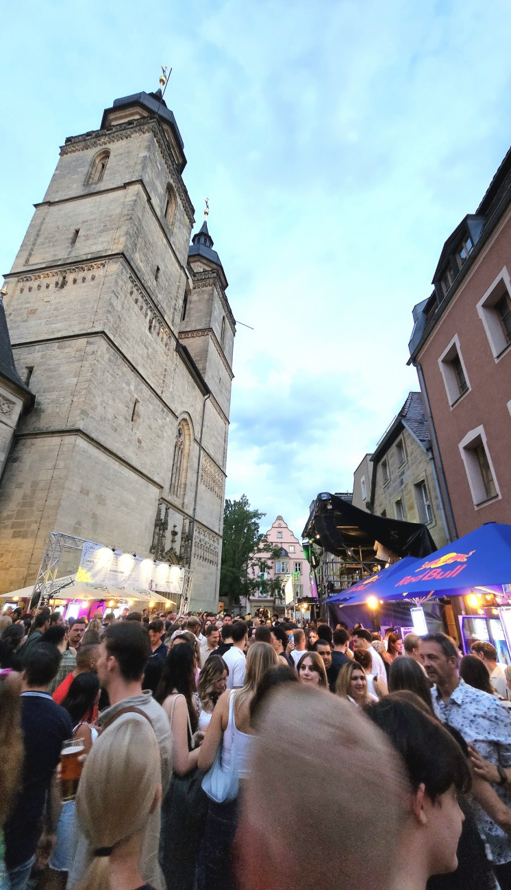 Bürgerfest Bayreuth - tausende Menschen feiern zwischen den Häusern...