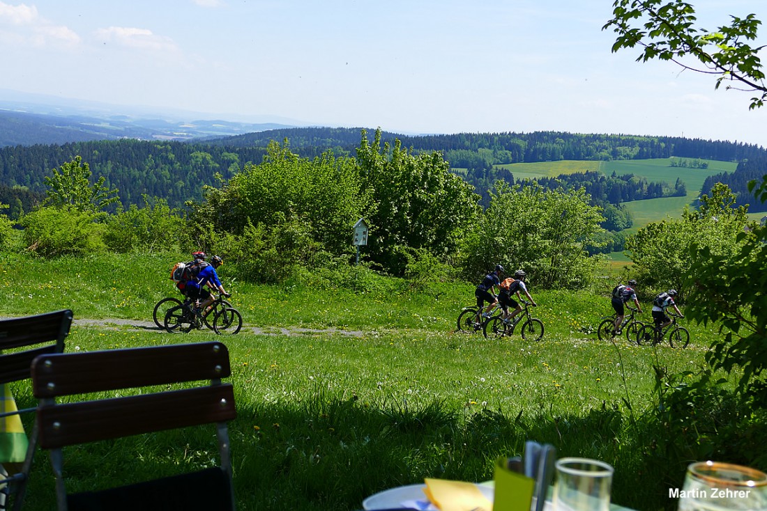 Foto: Martin Zehrer - Radfahrer auf dem Armesberg - Am Vatertag trafen sich am Mesnerhaus viele Radwanderer zu einer guten Brotzeit. 