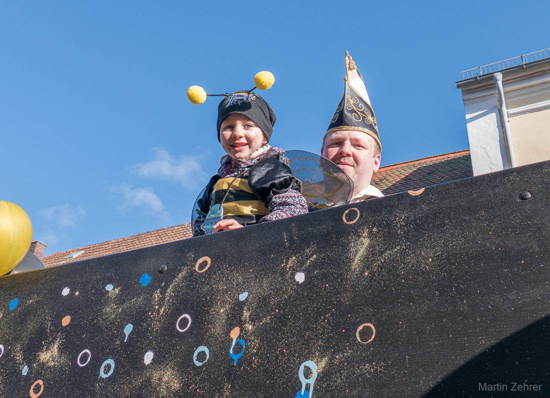 Faschingszug durch Waldeck 2026 - WCV Helau!!!

Am 15. Februar 2026 war es wieder soweit. Tausende Besucher jubelten den Narren zu, das Wetter wurde wie bestellt, wunderschön. Die Sonne strahlte und alle Menschen waren voller Faschings-Laune. WCV Helau!!!!
