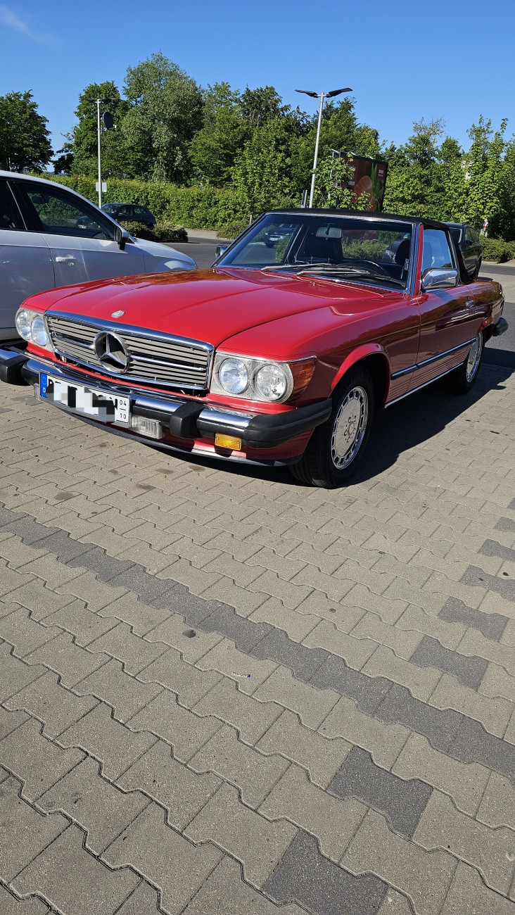 Mercedes 560SL V8 Oldtimer, US-Ausführung, gesehen auf dem Rewe-Parkplatz in Kemnath...

Laut Besitzer wurde dieses wunderschöne Fahrzeug aus den USA importiert und restauriert.