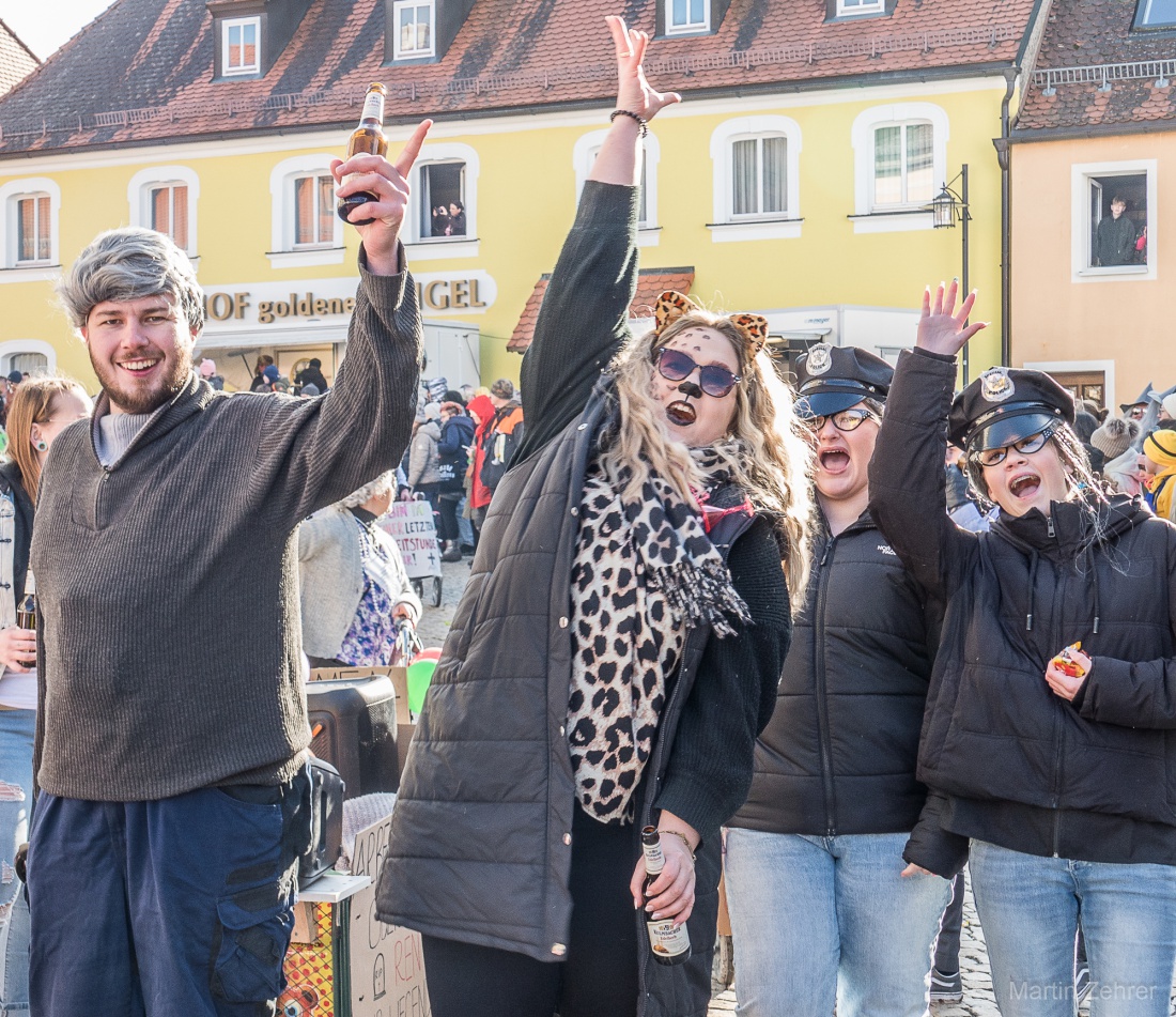 Faschingszug durch Waldeck 2026 - WCV Helau!!!

Am 15. Februar 2026 war es wieder soweit. Tausende Besucher jubelten den Narren zu, das Wetter wurde wie bestellt, wunderschön. Die Sonne strahlte und alle Menschen waren voller Faschings-Laune. WCV Helau!!!!
