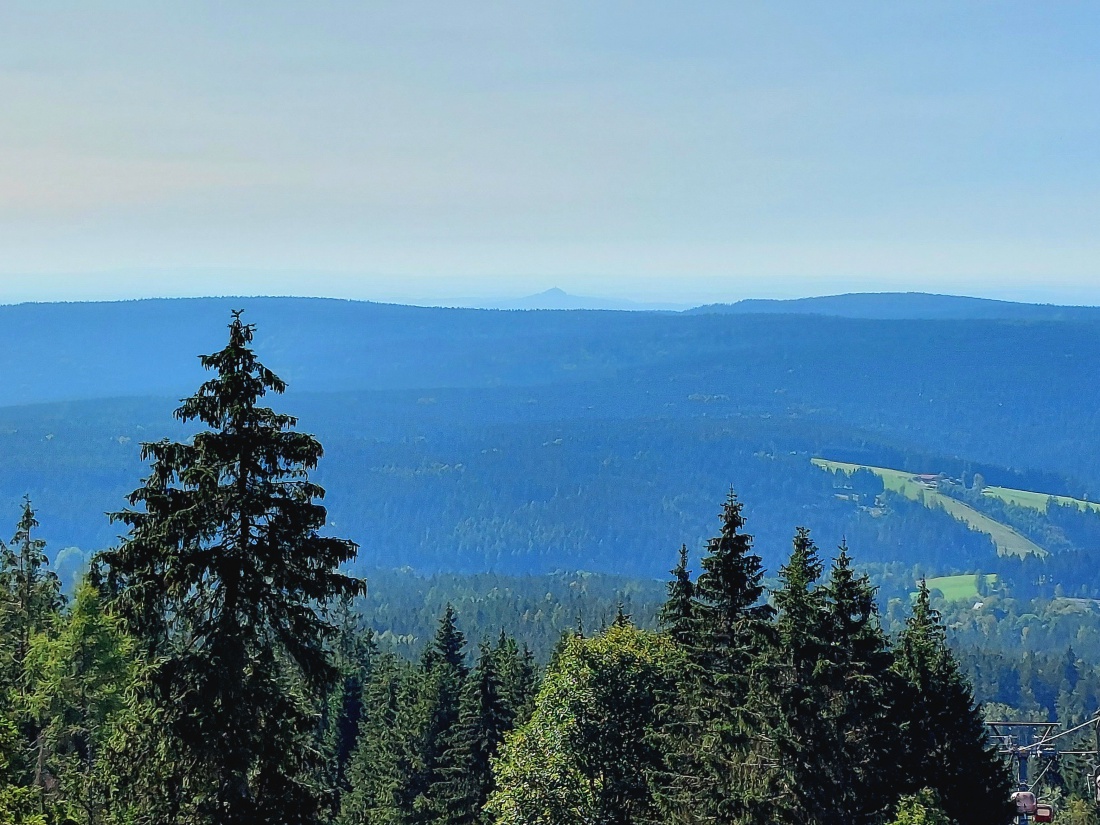 Foto: Martin Zehrer - Der Blick vom Ochsenkopf-Gipfel rüber zum Rauhen Kulm. <br />
Einmalige Aussicht! 