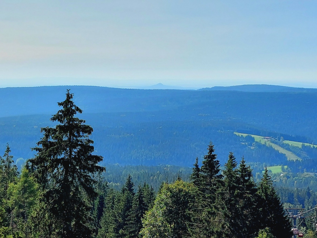 Foto: Martin Zehrer - Der Blick vom Ochsenkopf-Gipfel rüber zum Rauhen Kulm. <br />
Einmalige Aussicht! 