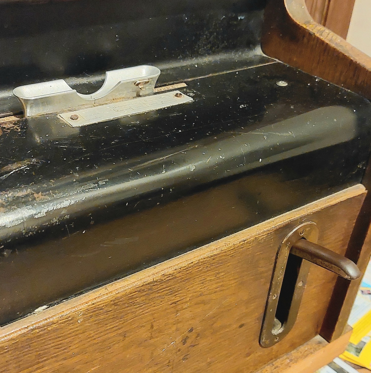 Foto: Martin Zehrer - Eine uralte Stempeluhr, zu sehen beim Gloser-Zoigl in Windischeschenbach...<br />
<br />
Zu erkennen ist die kleine Metall-Einführung für die Stempelkarten.<br />
Auch der Hebel, der de 