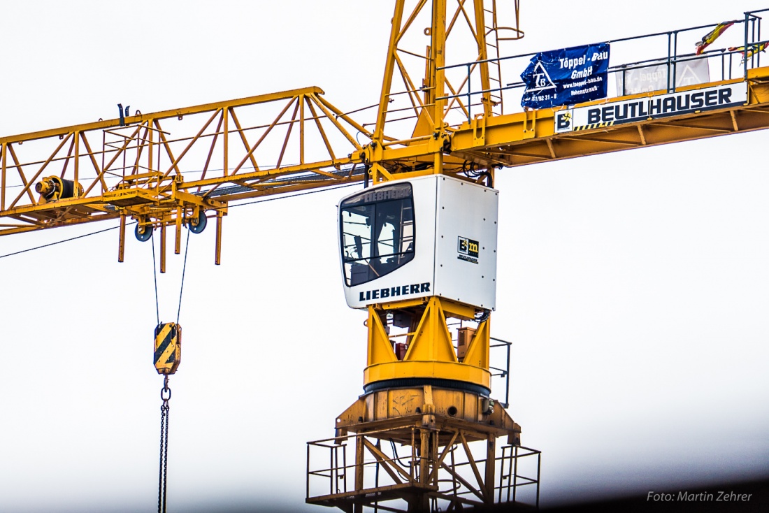 Foto: Martin Zehrer - Kranführer: Ein Arbeitsplatz nahe am Himmel :-)<br />
<br />
... gesehen in Weiden! 