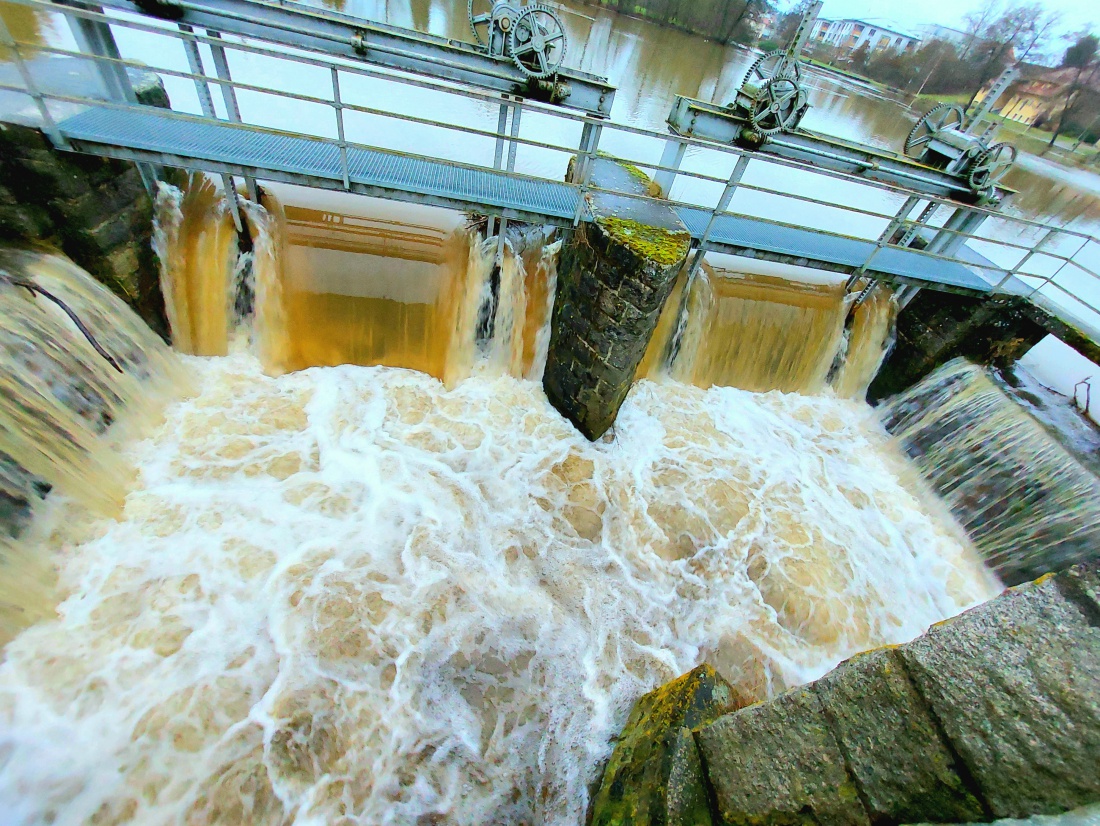 Foto: Martin Zehrer - Alle Schleusen offen... massive Mengen an Wasser schießen durch das Wehr am kemnather Stadtweiher. 