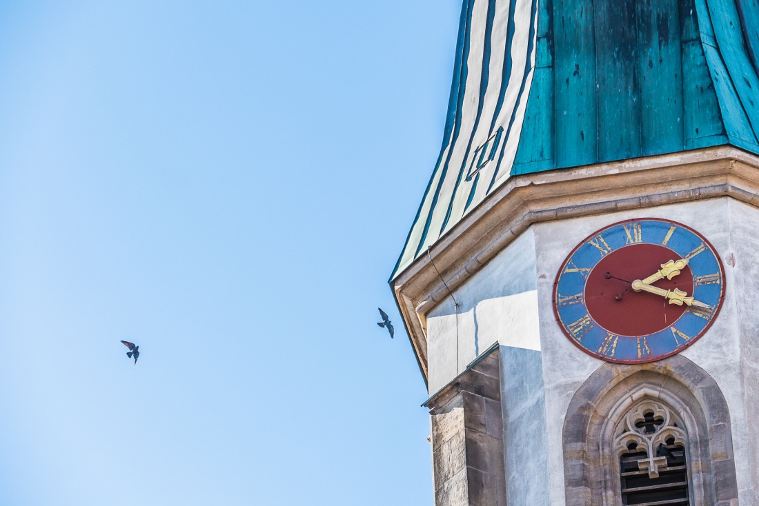 Foto: Martin Zehrer - 1. März 2021 und es ist ein wunderbarer Frühlingstag... Wenn Du sehen möchtest, was an den Zeigern der Kirchturm-Uhr angebracht ist, dann klicke zum nächsten Bild, dort f 