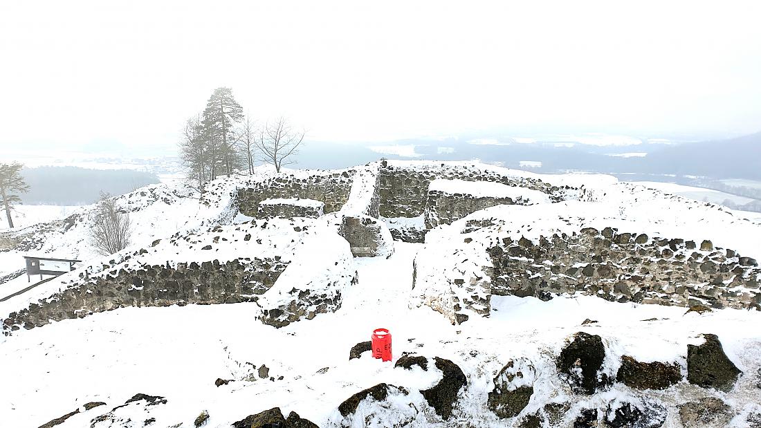 Foto: Martin Zehrer - Ganz oben auf dem Schlossberg befindet sich eine Aussichtsplattform.<br />
Man kann hier bei schönem Wetter zum Beispiel über die Mauerreste zum Rauhen Kulm bei Neustadt am Ku 