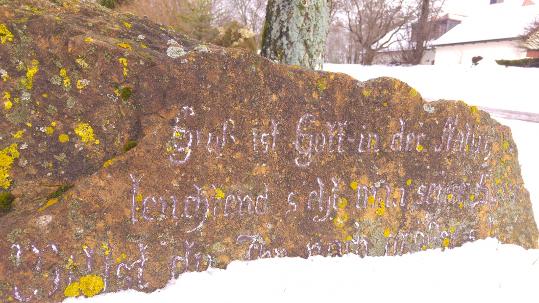 Foto: Martin Zehrer - Wandern von Kemnath nach Immenreuth: <br />
<br />
Dieser Stein steht unter einem Feldkreuz an der Ortseinfahrt zu Berndorf... <br />
Kannst Du die Inschrift lesen?<br />
<br />
27. Januar 2019 