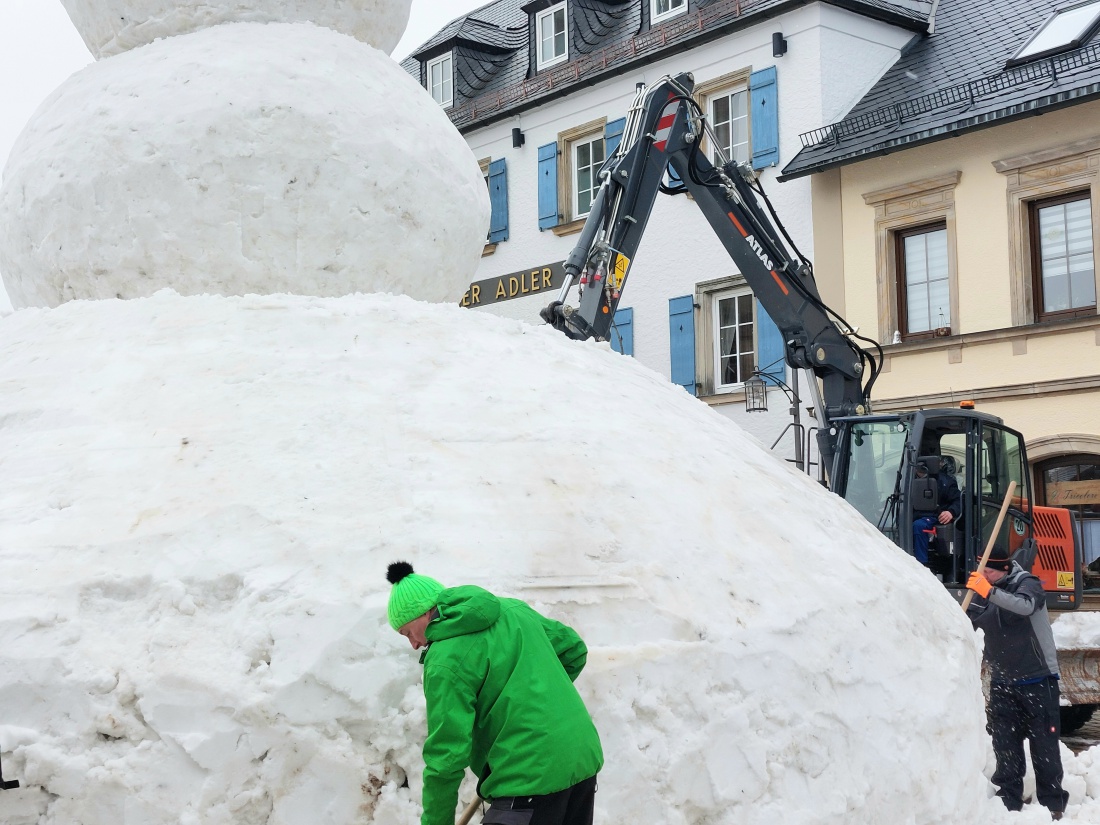 Foto: Martin Zehrer - Es ist soweit... der riesige Schneemann von Bischofsgrün steht stolz am Marktplatz.  