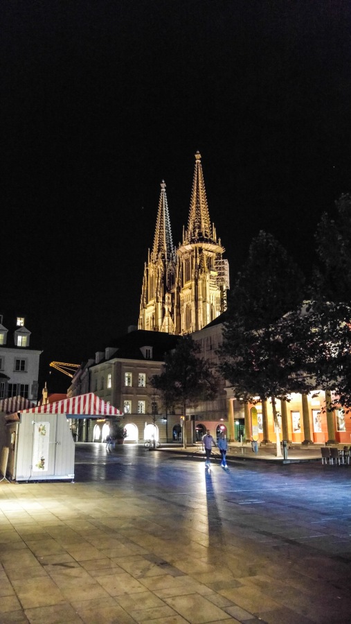 Foto: Martin Zehrer - Im Schatten des Doms - Regensburg bei Nacht... 