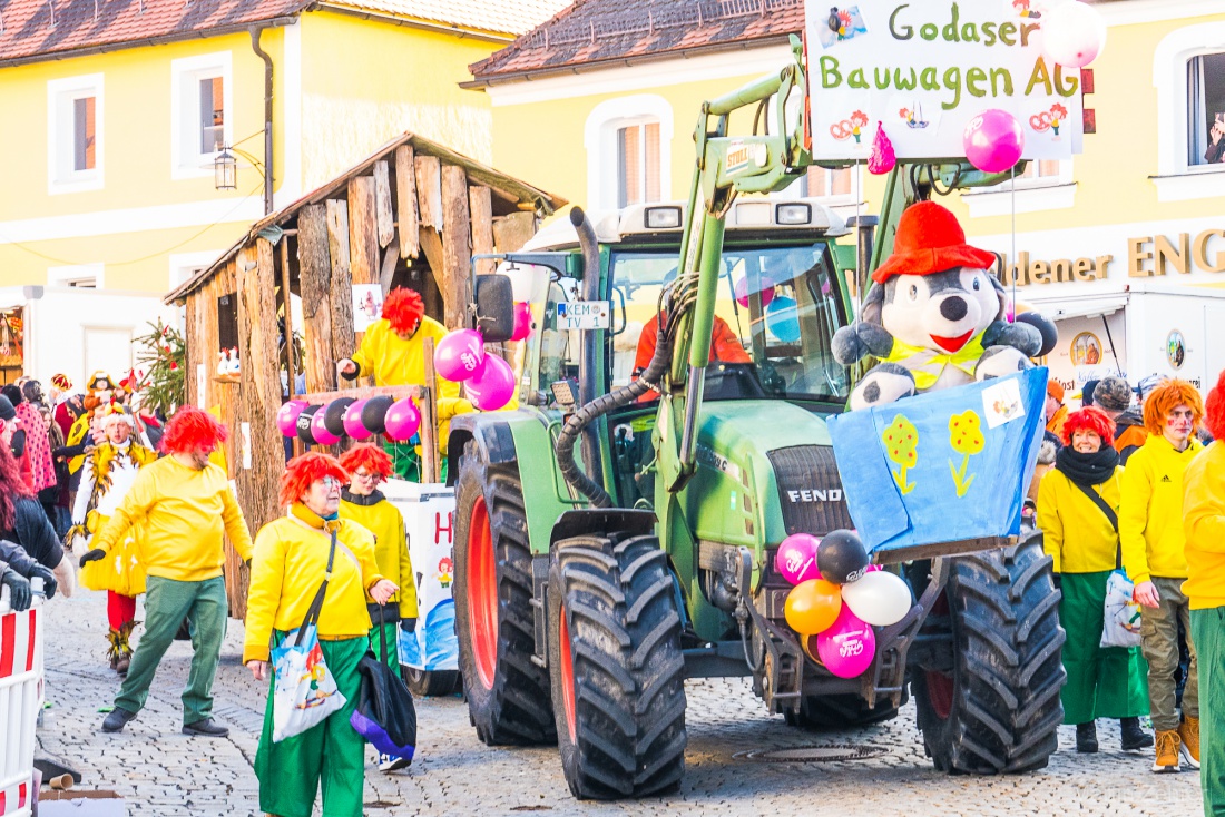Faschingszug durch Waldeck 2026 - WCV Helau!!!

Am 15. Februar 2026 war es wieder soweit. Tausende Besucher jubelten den Narren zu, das Wetter wurde wie bestellt, wunderschön. Die Sonne strahlte und alle Menschen waren voller Faschings-Laune. WCV Helau!!!!
