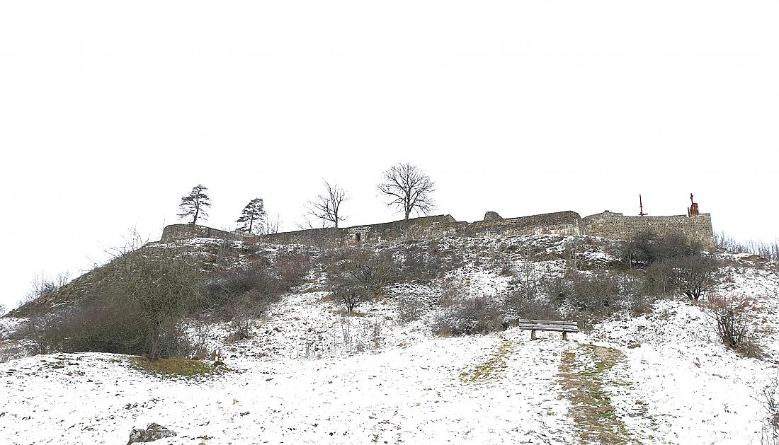 Foto: Martin Zehrer - Der Schloßberg bei Waldeck am 28. Dezember 2020.<br />
Leicht verschneit steht er vor uns. Für Jung und Alt ist es immerwieder ein Erlebnis, die Ruinen dort oben zu erkunden.<br />
 