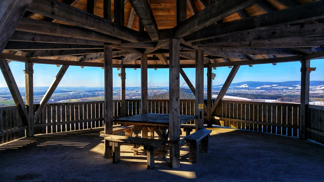 Foto: Martin Zehrer - Wanderung zum Schloßberg hoch. <br />
Oben wartet auf die Besucher eine tolle Aussicht, eine wunderschön aufbereitete Burg-Ruine und wie heute, unfassbar schönes Frühlingswett 