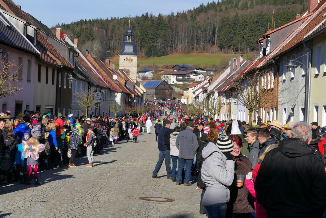 Foto: Martin Zehrer - Die Zeit: 14:00Uhr am Kirchturm... Es geht los!<br />
<br />
44. Faschingszug durch Waldeck am 7. Februar 2016!<br />
<br />
Tanzen, lachen und Gaudi machen ;-)<br />
<br />
Viele Gaudiwagen und unzäh 