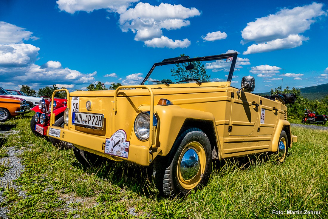 Foto: Martin Zehrer - Ein wunderschöner VW Kübel. Der Fahrer oder die Fahrerin macht gerade Rast im Mesnerhaus auf dem Armesberg.<br />
Ca. 70 Oldtimer trafen am Samstag, den 25. Juli 2015 auf dem  