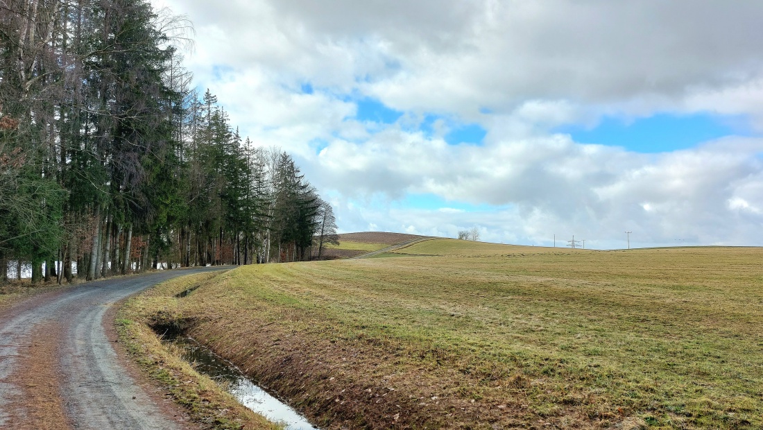 Kemnather Land...

Am 24. Februar 2026 war das Wetter bei Kemnath sehr frühlingshaft.
Die Temperatur lag so ca. bei +14 Grad, die Vögel pfiffen um die Wette und es lag der Duft von frisch aufgetauter Erde in der Luft.
Die Wolken wetteiferten mit der Sonne um die Vorherrschaft. 