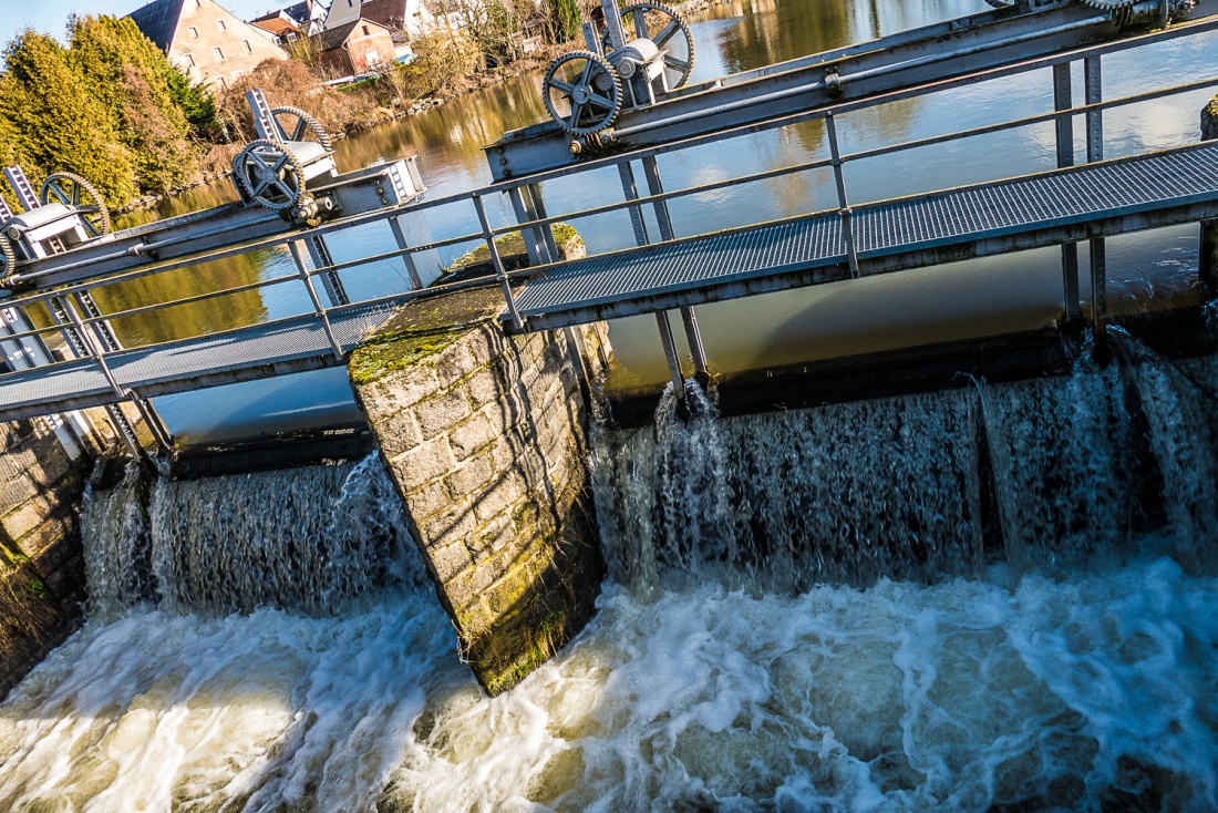 Foto: Martin Zehrer - Frühlings-Wassermassen... Das Wehr am kemnather Stadtweiher... 