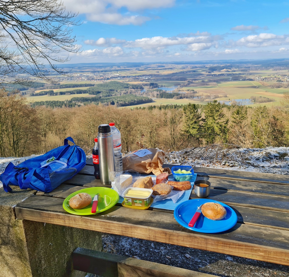 Foto: Jennifer Müller - ...abrunden kann man diesen einmaligen Ausblick nur noch mit einem Frühstück. Spontan in Immenreuth beim Bauer eingekauft und im Rucksack mitgebracht. Sagt mal selbst...  