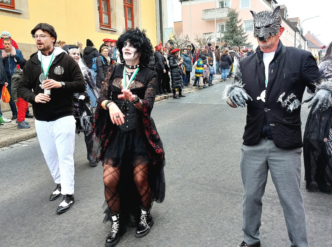 Das Bild zeigt den Faschingsumzug in Pressath 2026 mit ausgelassener Stimmung und vielen feiernden Menschen.
Auf einem festlich geschmückten Wagen feiern junge Leute bei Musik und guter Laune.
Zahlreiche Besucher in bunten Kostümen säumen die Straßen und genießen das Spektakel.
Seifenblasen, Farben und fröhliche Gesichter prägen das lebendige Bild des Faschings.
Der Fasching in Pressath verbindet Gemeinschaft, Tradition und pure Lebensfreude.