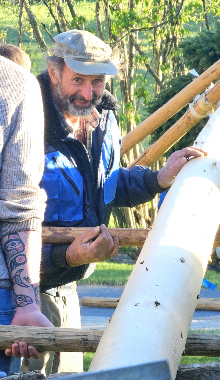 Brauchtum... Maibaum Aufstellen mit purer Manneskraft in Hermannsreuth
