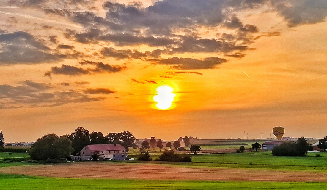 Foto: Jennifer Müller - Heute haben wir am Abendhimmel einen Heißluftballon erspäht. Als wir erkannten, dass er im Sinkflug ist, sind wir dem Ballon nachgefahren. Es entstanden die folgenden Sch 