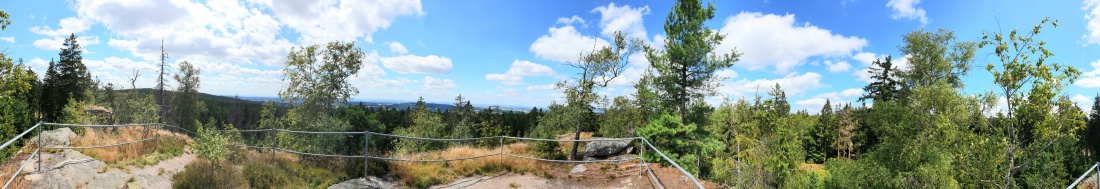 Foto: Martin Zehrer - Panorama:<br />
<br />
Oben auf dem Reisenegger-Felsen im Steinwald am 31. Juli 2021...<br />
<br />
Radtour: <br />
Immenreuth - Kulmain - Aign - Riglasreuth - Lochau - Haselbrunn - durch den St 