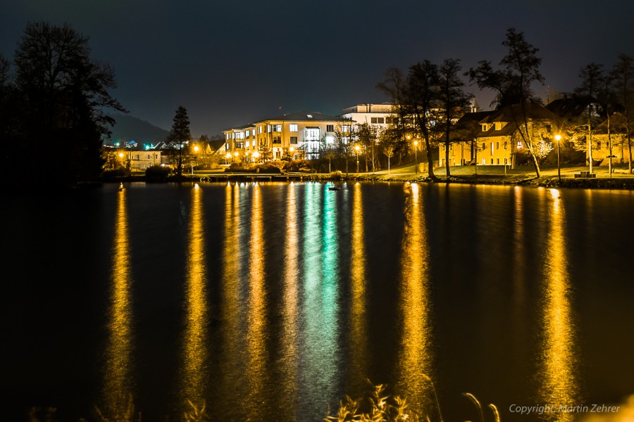 Foto: Martin Zehrer - Der Kemnather Stadtweiher bei Nacht. Lichterspiele auf der Wasseroberfläche. Im Hintergrund gegenüber ist das Kranknnhaus von Kemnath zu erkennen. Das Foto entstand im Ja 