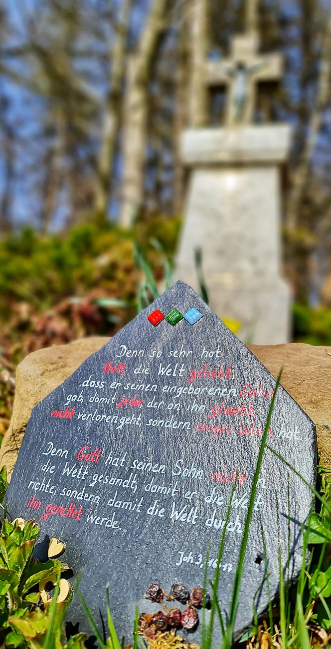 Foto: Jennifer Müller - Ein Täfelchen am Fuße eines Marterls auf dem Weg zum Armesberg hoch... 