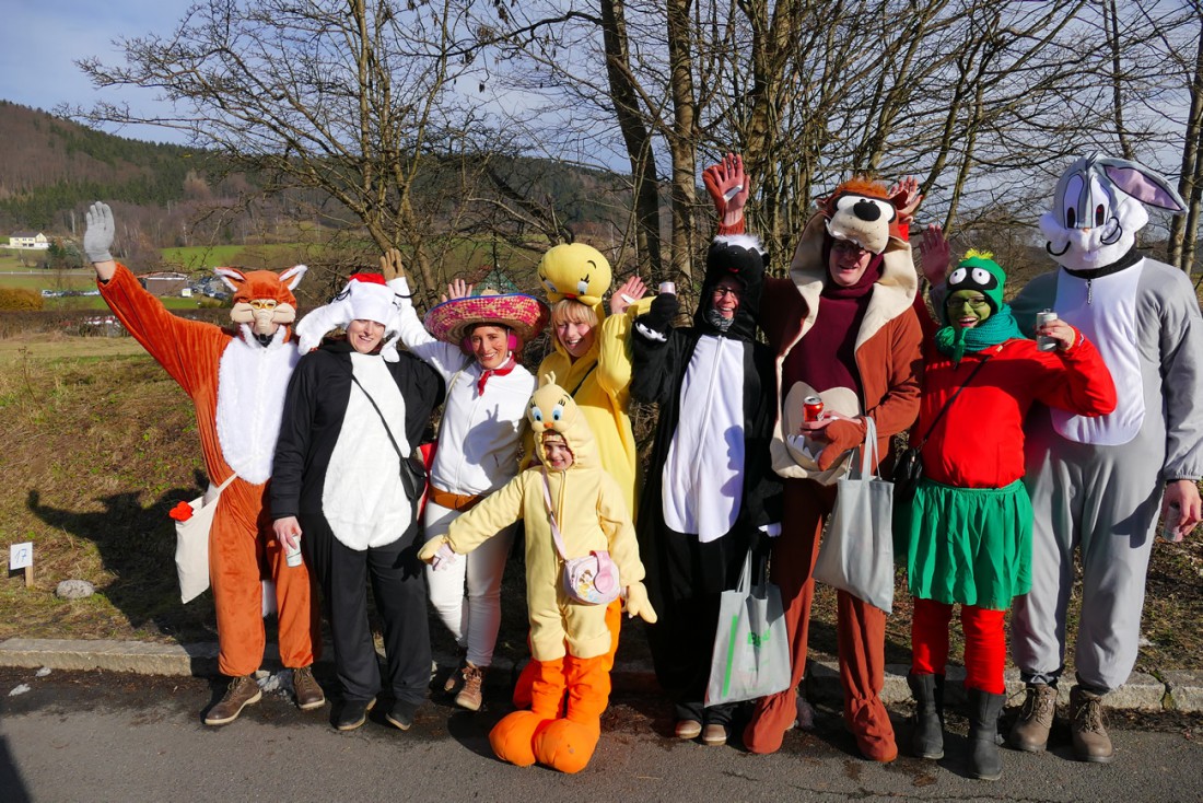 Foto: Martin Zehrer - Heeelllaaauuu!!!! ;-)<br />
<br />
44. Faschingszug durch Waldeck am 7. Februar 2016!<br />
<br />
Tanzen, lachen und Gaudi machen ;-)<br />
<br />
Viele Gaudiwagen und unzählige Besucher trafen in Wa 