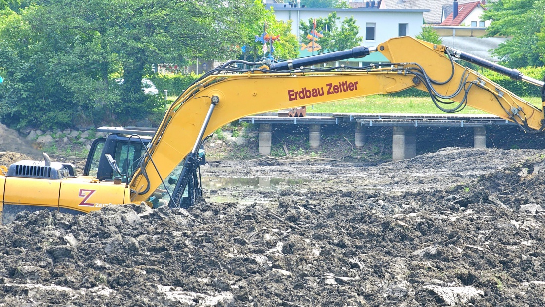 Der kemnather Stadtweiher wird ausgebaggert.