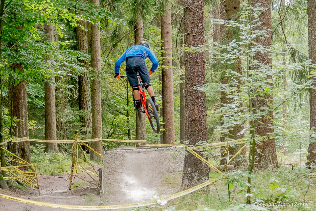 Foto: Martin Zehrer - Durch den Wald fliegen - Am Ochsenkopf fand am 20. und 21. August 2016 ein Lauf zur Enduro-One-Serie statt... Hammer Sprünge, Mega Fun und jede Menge Speed am Berg! 