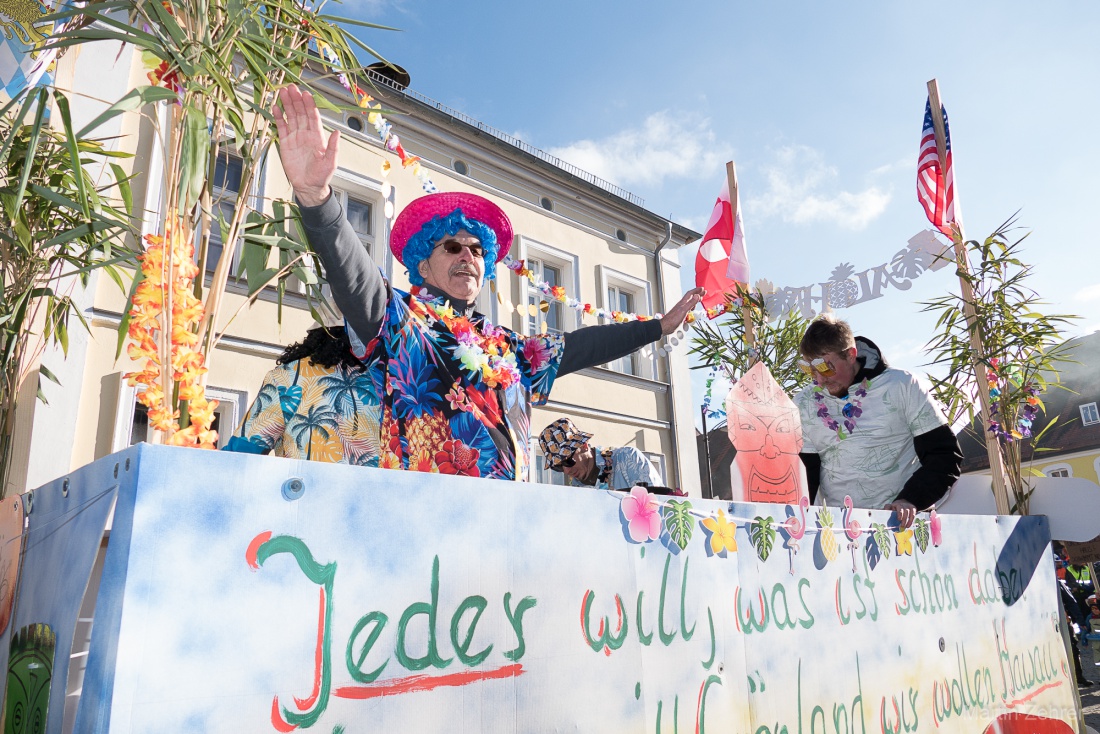 Faschingszug durch Waldeck 2026 - WCV Helau!!!

Am 15. Februar 2026 war es wieder soweit. Tausende Besucher jubelten den Narren zu, das Wetter wurde wie bestellt, wunderschön. Die Sonne strahlte und alle Menschen waren voller Faschings-Laune. WCV Helau!!!!
