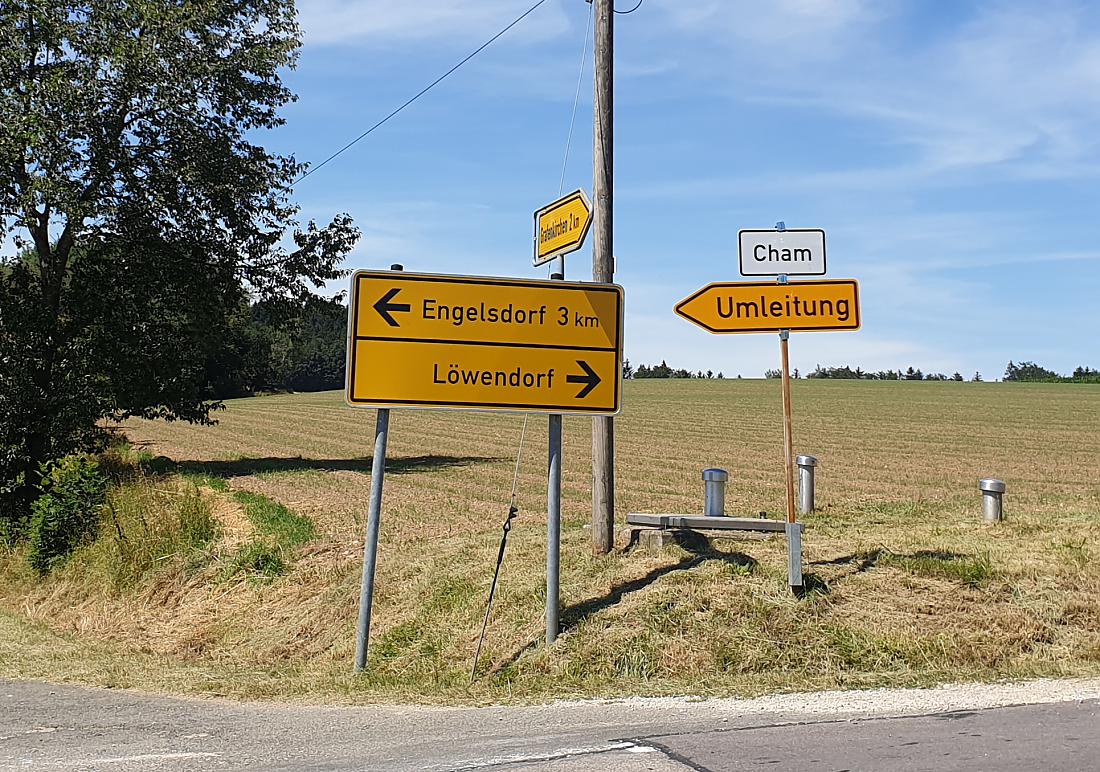 Foto: Martin Zehrer - Engelsdorf oder Löwendorf... :-)<br />
Motorrad-Tour quer durch den bayrischen Wald mit Ziel Höhhof, zum Kaffee-Trinken bei netten Menschen, ca. 350 Kilometer.<br />
Das Wetter war 