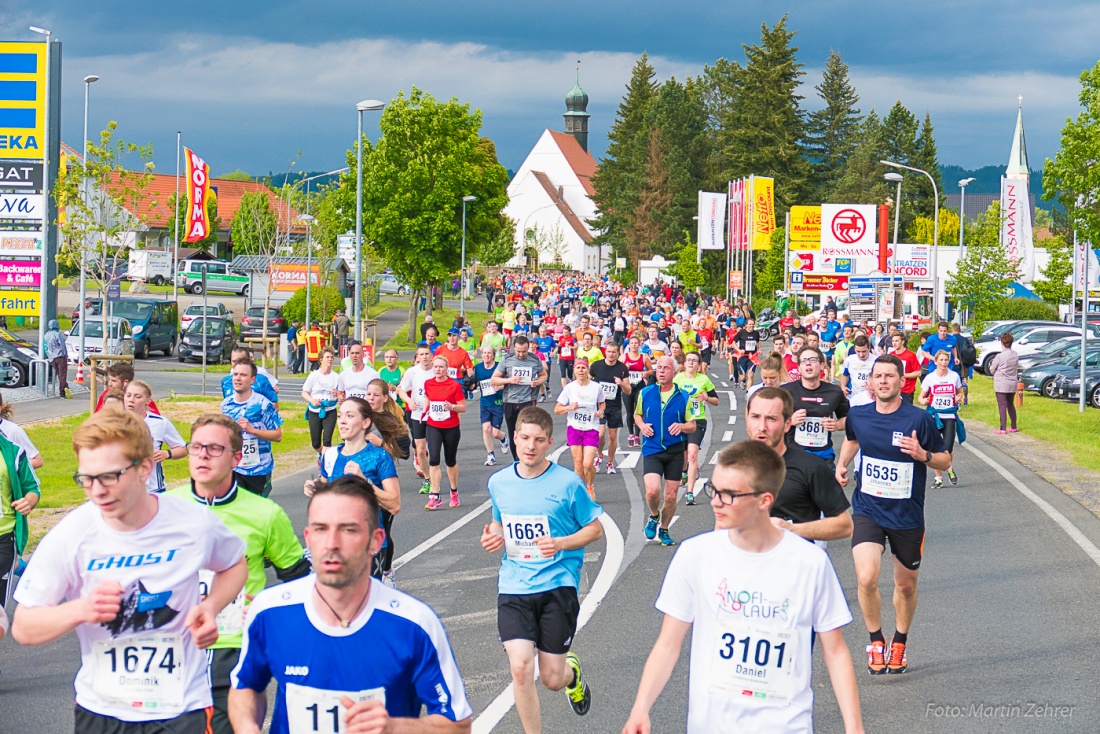 Foto: Martin Zehrer - Nofi-Lauf 2017: Start am Stadtplatz und Ziel beim Siemens... 5,9 Kilometer durch Kemnath und rund herum. Mehr als 8000 Teilnehmer fanden sich in Kemnath zusammen um die S 