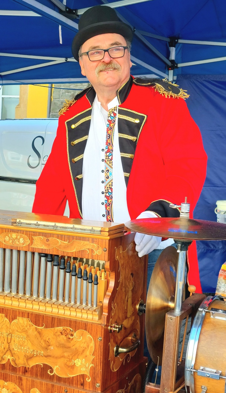 Foto: Martin Zehrer - Armins Drehorgel... wohlige Klänge auf dem Markt-Sonntag in Kemnath...<br />
Wunderschönes Wetter in Kemnath, wundervoller Markt-Sonntag auf dem historischen Stadtplatz, jeder 