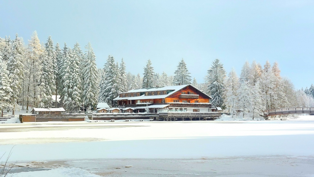 Foto: Martin Zehrer - Steht am Fichtelsee... Hotel und Gasthaus mit See-Terrasse...<br />
In der Gaststube lodert auch das Feuer im offenen Kamin.  