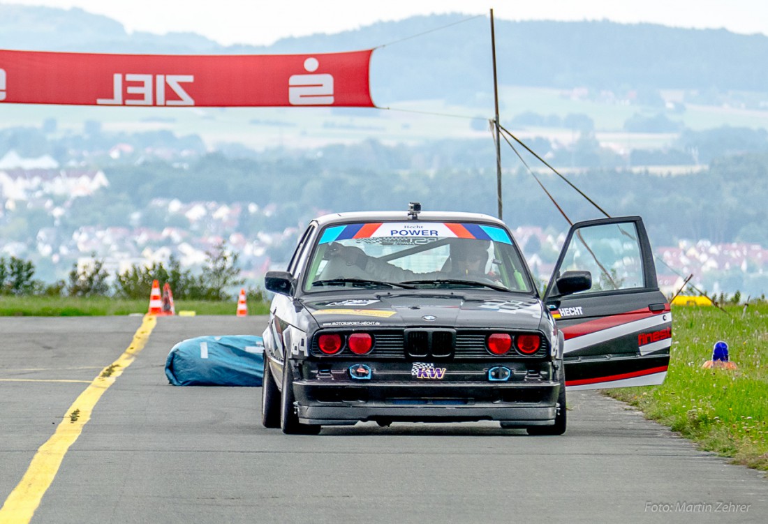 Foto: Martin Zehrer - Slalom auf dem Bindlacher Flugplatz. Das Wetter war kalt... die Fahrzeuge dafür umso heißer ;-) 