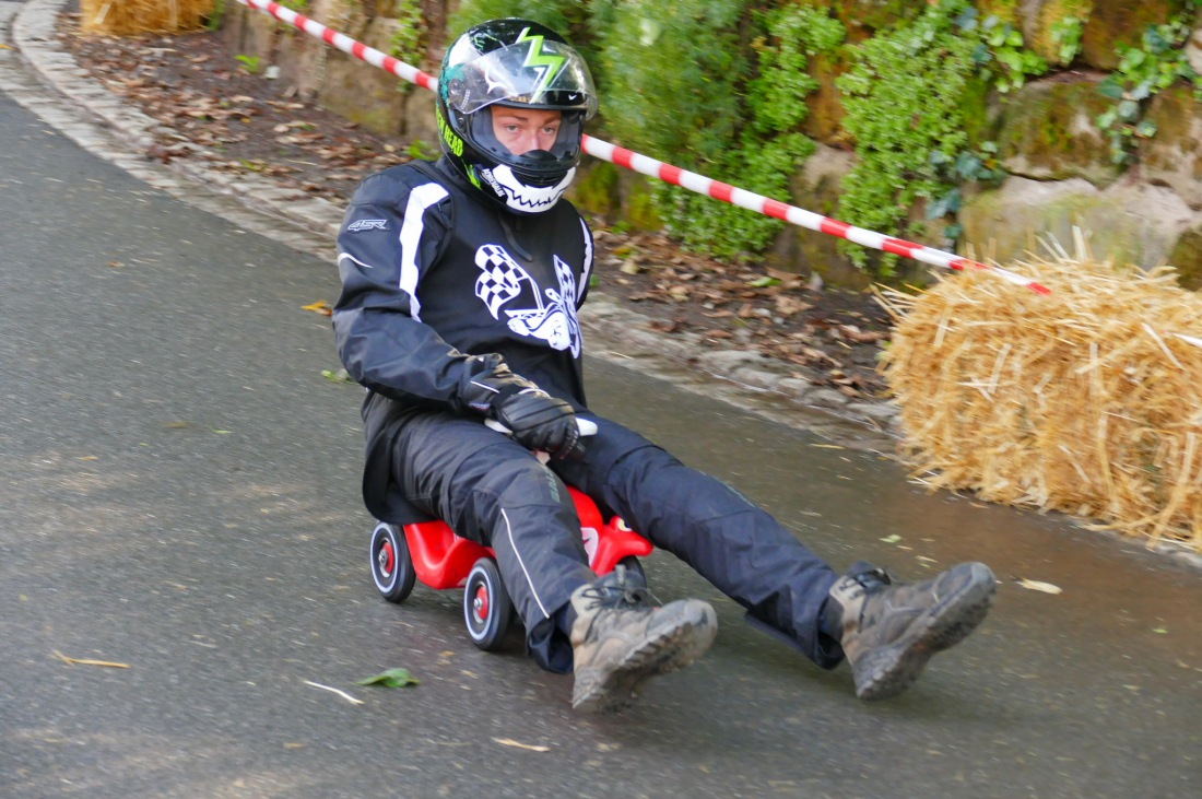 Foto: Martin Zehrer - Genial - Die legendären Bobbycar Meisterschaft in Preißach. <br />
"Den of Vice" veranstaltete heute das 3. Bobbycar-Rennen durch die Ortschaft Preißach. <br />
Zig Starter rasten  