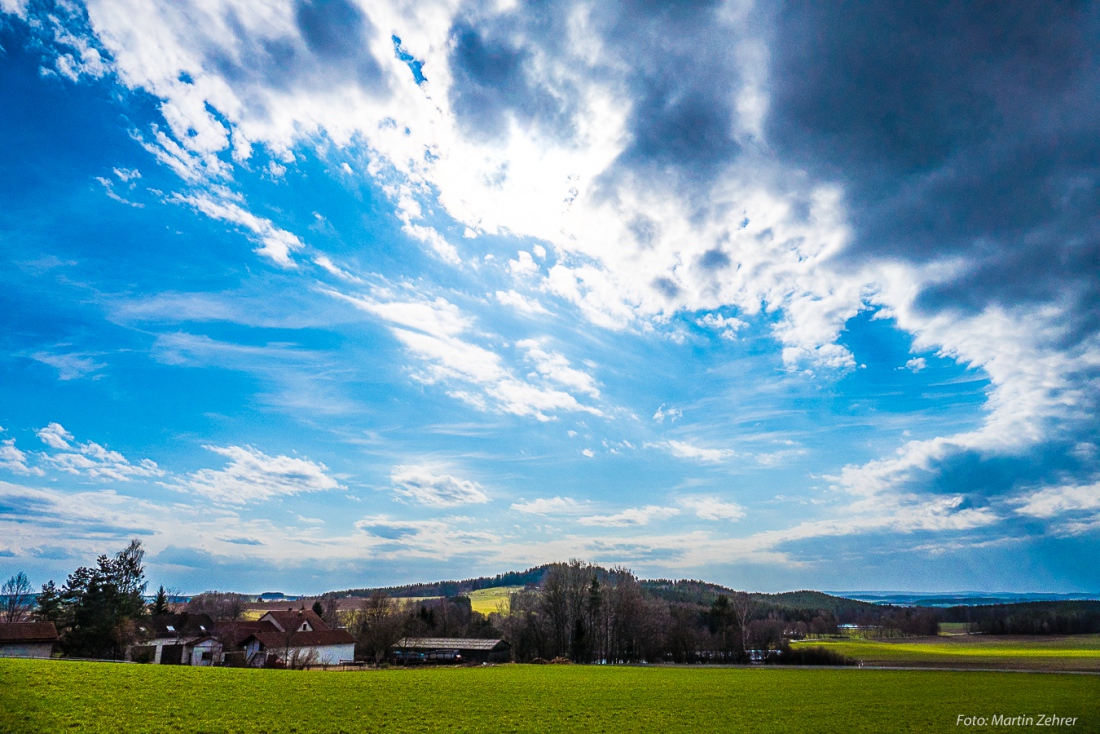 Foto: Martin Zehrer - 16. März 2019 - Das Wetter wechselt gerade von schön zu unschön... ;-) Wolkenloch übern Anzenstein bei Kemnath. 