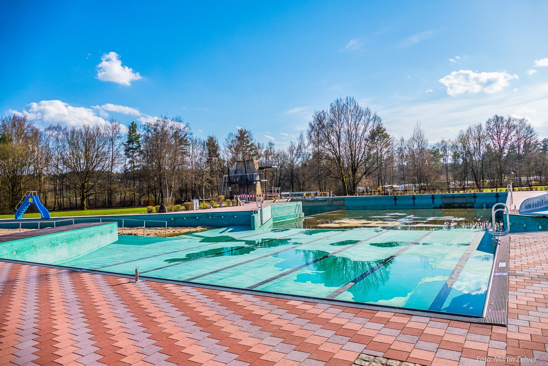 Foto: Martin Zehrer - Frühjahrsputz im Naturerlebnisbad in Immenreuth!<br />
<br />
Viele helfende Hände sind mit den Vorbereitungen zur Freibad-Eröffnung am 19. Mai 2018 beschäftigt. Hier im Vordergrun 