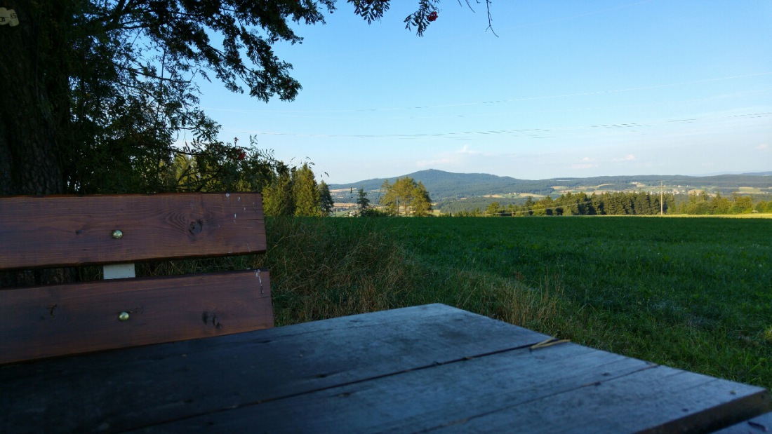 Foto: Martin Zehrer - Fahrrad-Tour:<br />
<br />
Oben, über der Ortschaft Ölbrunn, gibt es einen Tisch der mit zwei gemütlichen Bänken umstellt ist. Die Aussicht ist gigantisch! Hier der Blick zum Berg  